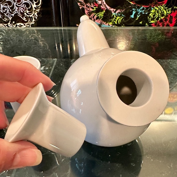 VINTAGE 1990s ARZENAL MOD WHITE PORCELAIN TEAPOT INFUSER TWO PIERCED CUPS UNUSED - Picture 4 of 10